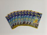 cinq paquets de cartes à collectionner Pokémon posés sur une surface blanche