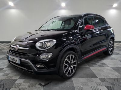 un SUV Fiat noir garé sur un sol à damier dans un garage