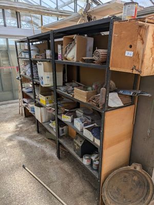 une étagère contenant de nombreux objets dans une pièce
