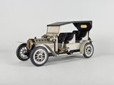 une maquette d'une vieille voiture posée sur une surface blanche