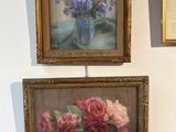 trois tableaux accrochés au mur à côté d'un vase de fleurs