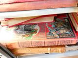 plusieurs livres sont empilés sur une étagère