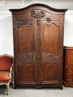 ARMOIRE dite « de mariage » en chêne richement sculpté, corn…