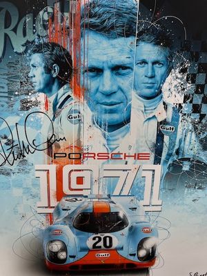 une affiche dédicacée représentant une Porsche de course, avec deux hommes en arrière-plan