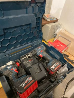 une boîte à outils bleue avec des outils sur une table