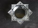 un plat ancien en argent orné d'un motif en forme d'étoile