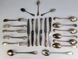 un grand nombre de cuillères et de fourchettes disposées en cercle