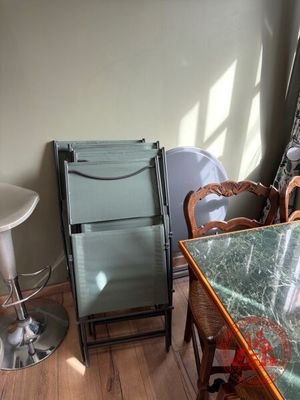 une table et des chaises en verre dans une pièce avec du parquet