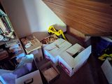 une pièce avec beaucoup de cartons et des cartons sur le sol