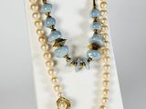 un gros plan sur un collier composé de perles et de perles bleues