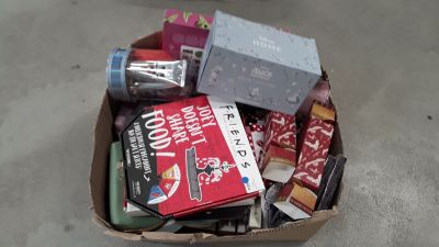 une boîte en carton remplie d'objets hétéroclites sur le sol