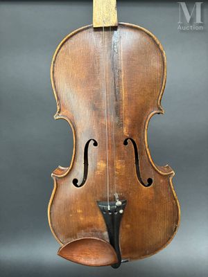 un violon ancien avec un étui en bois et un archet posé sur un support