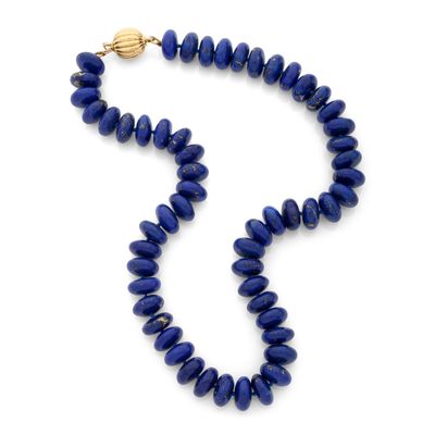 un collier composé de perles de lapis-lazuli et muni d'un fermoir en or