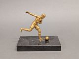 figurine en bronze représentant un footballeur avec un ballon, posée sur un socle en marbre