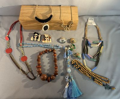 Lot de bijoux fantaisie : colliers, sautoirs, broches.