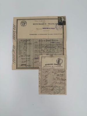 un vieux document sur lequel figure la photo d'un homme et d'une femme