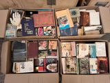 de nombreux livres dans une boîte en carton posée sur le sol