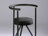 une image représentant une chaise noire avec une assise noire sur fond blanc