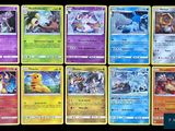 On voit un tas de cartes Pokémon posées sur une table.