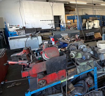 many machines that are sitting in a room