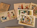 un lot de cartes posées sur une table
