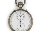 gros plan d'une montre de poche sur fond blanc