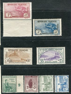six timbres différents, de couleurs et de tailles variées, sur un fond noir