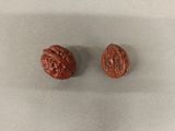 deux morceaux de chocolat posés sur une surface blanche