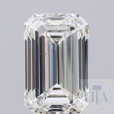 un diamant taille émeraude sur fond blanc