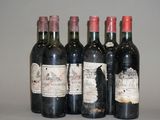 quatre bouteilles de vin sont alignées sur une table