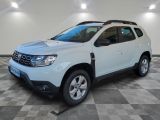 la dacia blanche est garée sur un carrelage à carreaux