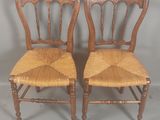 paire de chaises anciennes en bois avec assise et dossier en osier