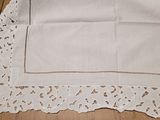 une nappe blanche bordée de dentelle sur la table