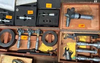 de nombreux outils de toutes sortes dans une boîte en bois
