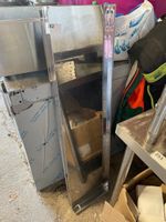 Deux étagères inox environ 1m20