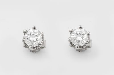 une paire de boucles d'oreilles en diamant sur fond blanc