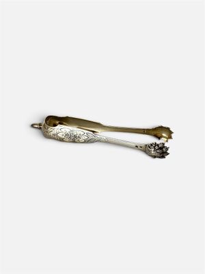 une cuillère en argent et une cuillère en argent posées sur une surface blanche