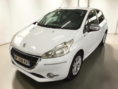 la petite voiture blanche est garée dans une grande pièce