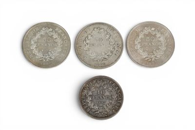 quatre types de pièces différents sont présentés sur une surface blanche