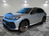 un SUV argenté garé sur un sol en damier dans un garage