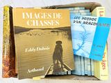 de nombreux livres dans une boîte posée par terre