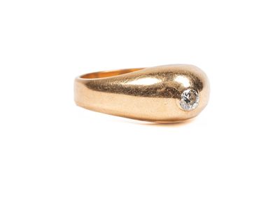 Gros plan sur une bague en or ornée d'un diamant
