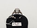 une image représentant une bague en argent surmontée d'un diamant