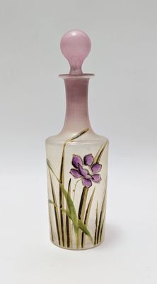 vase violet et blanc orné de fleurs violettes sur un fond blanc