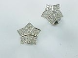 une paire de boucles d'oreilles en diamant sur fond blanc