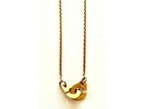 gros plan d'un collier en or sur fond blanc