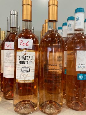 plusieurs bouteilles de vin sont alignées sur une table
