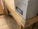une machine posée sur une table en bois