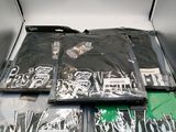 une boîte de t-shirts empilés les uns sur les autres