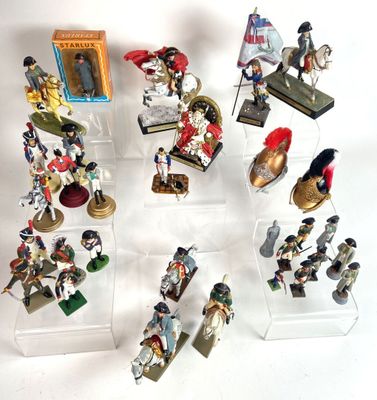 de nombreuses figurines de différentes tailles et couleurs sont exposées